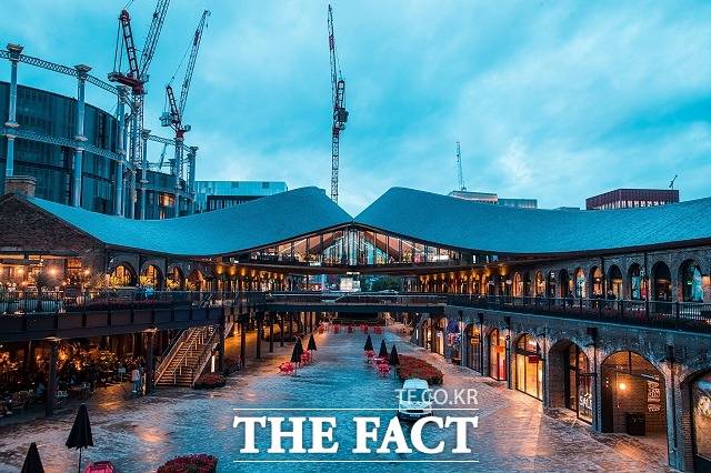 삼성전자가 현지 시간으로 3일 영국 런던 북부 킹스크로스 지역에 있는 골 드롭스 야드 쇼핑몰 최상층에 1858㎡ 규모로 브랜드 쇼케이스 삼성 킹스크로스를 개관했다고 밝혔다. /삼성전자 제공