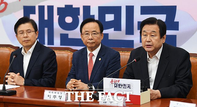 발언하는 김무성 의원(오른쪽)