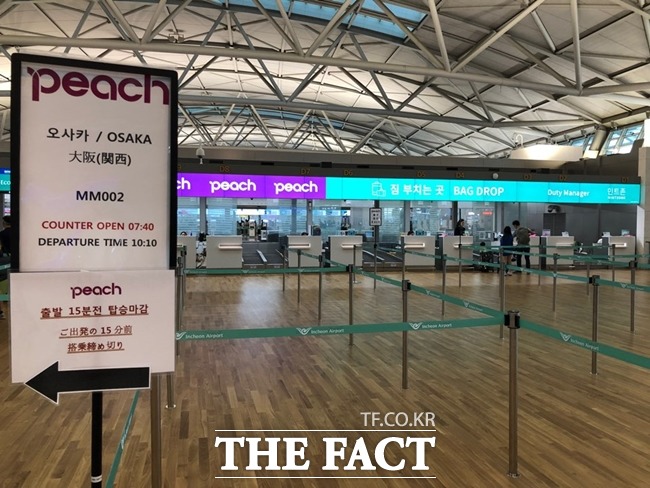 8월 인천공항을 통해 일본에 다녀온 여객 수는 총 96만9000명으로 지난해 같은 달 대비 19.5% 줄어든 것으로 나타났다. 반면 휴가철 성수기인 지난달 인천공항 전체 여객 수는 지난해보다 3.9% 늘었다. 특히 일본여행 보이콧 여파로 필리핀과 베트남 등 동남아 여객 수가 크게 증가한 것으로 집계됐다. /신지훈 기자