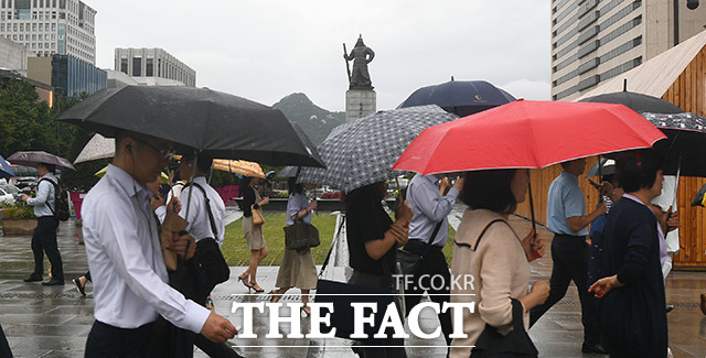 가을장마의 영향으로 서울을 비롯한 수도권 지역에 비가 내리는 4일 오전 서울 종로구 광화문역 인근의 직장인들이 우산을 쓴 채 발걸음을 재촉하고 있다. /이동률 기자