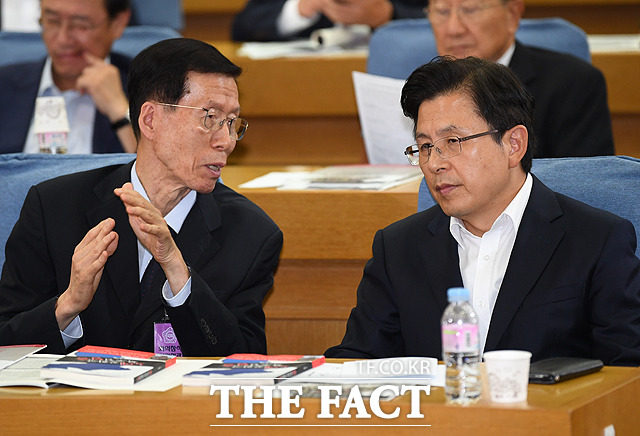 김태훈 한반도인권통일을위한변호사모임 대표(왼쪽)와 대화하는 황교안 자유한국당 대표