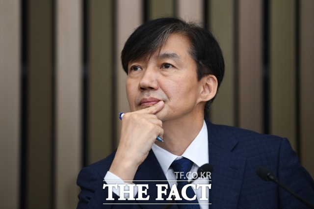 조국 법무부 장관 후보자가 2일 오후 서울 여의도 국회에서 기자간담회를 열고 취재진과 질의응답을 하고 있다. /국회=남윤호 기자