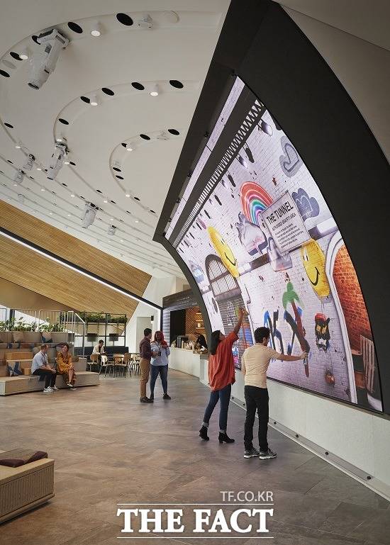 삼성전자는 삼성 킹스크로스 한쪽 벽면을 가득 채운 가로 10.08m, 세로 4.32m의 초대형 커브드 LED 스크린 스크린 맥스를 설치했다.