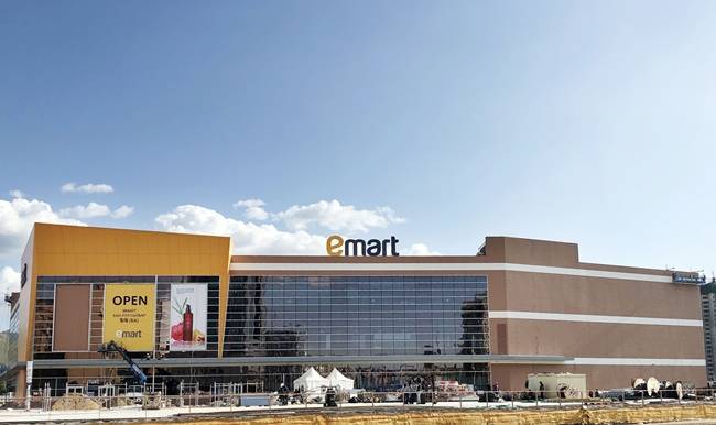 내수 부진을 겪고 있는 이마트가 해외 시장에서 돌파구를 찾고 있다. 이마트는 6일 몽골 이마트 3호점을 오픈한다고 4일 밝혔다. 사진은 몽골 이마트 3호점의 전경. /이마트 제공