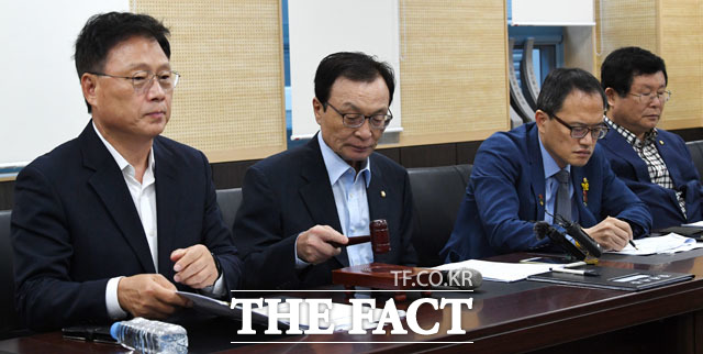 이해찬 더불어민주당 대표(왼쪽 두번째)가 4일 오전 인천광역시 남동구 서울화장품에서 열린 최고위원회의에서 의사봉을 두드리고 있다. 왼쪽부터 박광온 최고위원, 이 대표, 박주민, 설훈 최고위원./인천=남윤호 기자