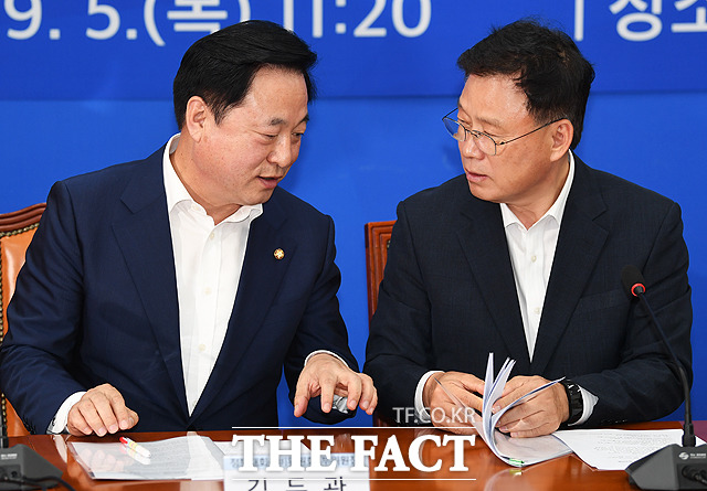 대화하는 김두관 의원(왼쪽)과 박광온 의원