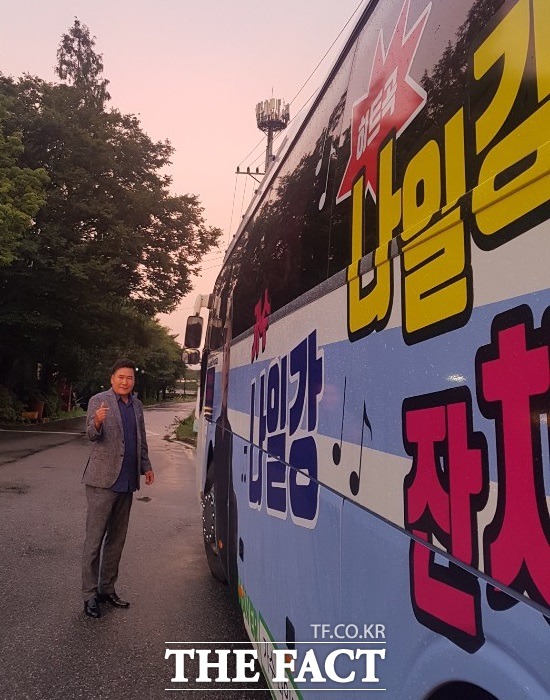 나일강은 최근 45인승 초대형 버스를 구입해 자신의 얼굴과 함께 다양한 홍보문구를 래핑했다. /루체엔터테인먼트 제공, 더팩트 DB