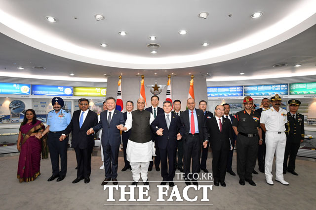 정경두 국방부 장관(앞줄 여섯 번째)과 라즈 나트 싱 인도 국방부 장관(앞줄 다섯 번째) 등이 5일 오전 서울 용산 국방부에서 한·인도 국방장관 회담을 앞두고 기념촬영을 하고 있다./남윤호 기자