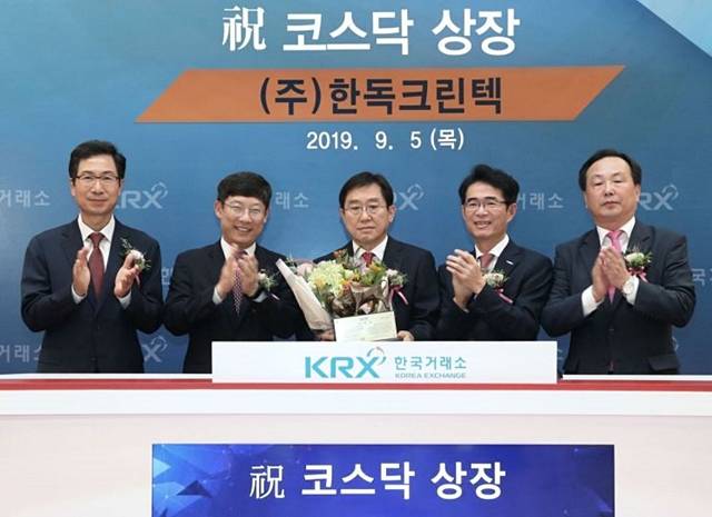 5일 서울 영등포구 한국거래소 사옥에서 열린 한독크린텍의 코스닥시장 신규상장식에서 김현철 한국IR협의회 부회장(왼쪽부터), 정운수 한국거래소 코스닥시장본부장, 고인선 한독크린텍 대표이사, 배영규 한국투자증권 IB1본부장, 송윤진 코스닥협회 부회장이 박수치고 있다. /한국거래소 제공