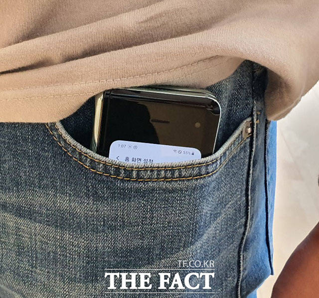 갤럭시폴드는 접어 바지 호주머니에 넣었을 경우 갤럭시노트10 플러스보다 외부 노출이 덜했다. /삼성 서초사옥=이성락 기자