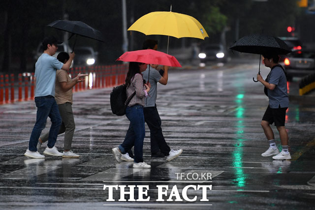 우산 쓰고 발길 재촉하는 시민들