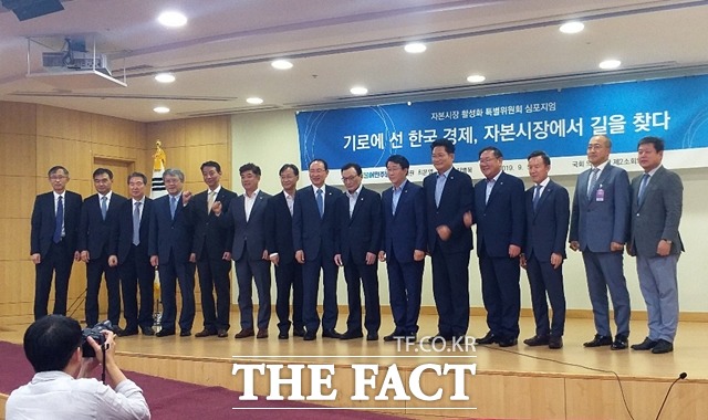 이해찬 더불어민주당 대표, 최운열 자본시장활성화특위원장 등 참석자들이 5일 오후 서울 여의도 국회에서 열린 특위 심포지엄에서 사진을 촬영하고 있다. 이날 참석자들은 기로에 선 한국 경제, 자본시장에서 길을 찾다란 주제로 논의를 했다. /국회의사당=지예은 기자