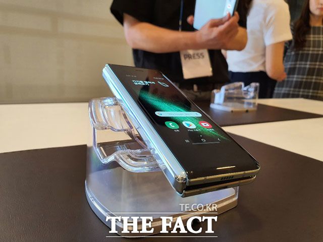 갤럭시폴드는 스페이스 실버, 코스모스 블랙 등 두 가지 색상으로 출시되며 가격은 239만8000원이다. /삼성 서초사옥=이성락 기자