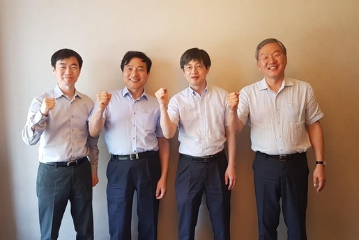 툴젠과 제넥신의 합병 재추진의 가능성은 꽤 높은 것으로 보인다. 업계는 시장 상황이 변수가 될 것으로 보고 있다. (왼쪽부터) 서유석 제넥신 대표, 성영철 제넥신 회장, 김진수 서울대 겸임교수(툴젠 설립자), 김종문 툴젠 대표이사. /툴젠 제공