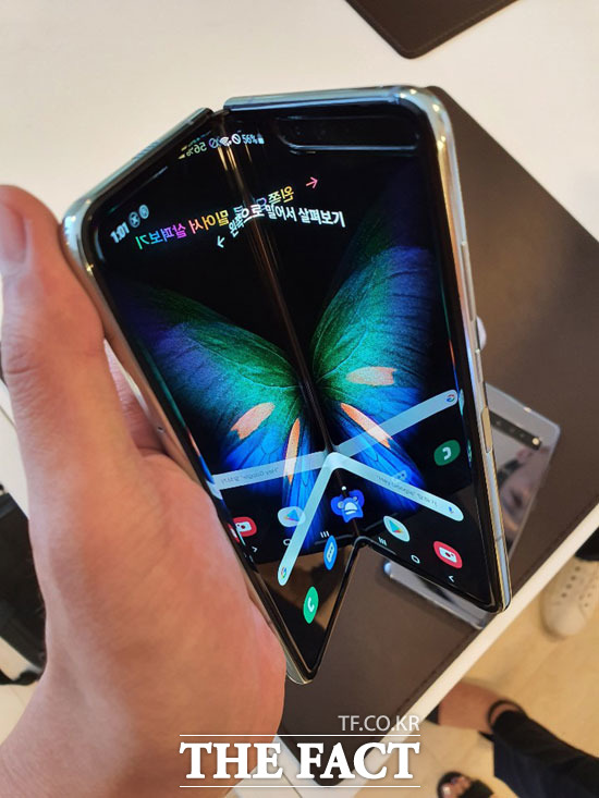 갤럭시폴드는 접었다 펴는 과정에서 큰 불편함이 없었다. /삼성 서초사옥=이성락 기자