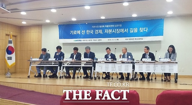 장범식 숭실대 교수가 사회를 맡고 자본시장특위 활동에 대한 평가와 남은 과제들을 짚어보는 토론회에서 패널들이 입장을 밝히고 있다. /국회의사당=지예은 기자