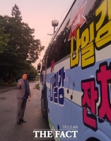  가수 나일강, 초대형 버스 동원한 신곡 '나일강의 기적' 이색 홍보