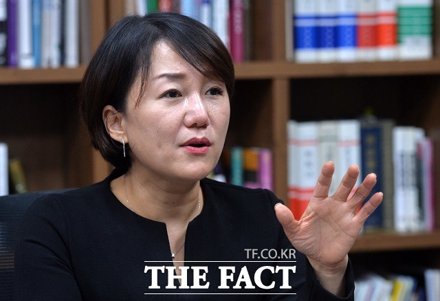 이 대변인은 6일 이유 여하를 막론하고, 부적절한 표현을 사용하였다는 점에 대해 해당 기자님께, 그리고 이러한 표현에 상처받으셨을 모든 기자 여러분께 사과드린다. 향후에는 이같은 일이 반복되지 않도록 하겠다고 정식 사과했다. /더팩트 DB