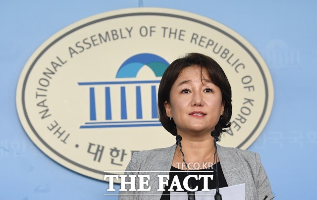 더불어민주당 대변인인 이재정 의원이 국회 출입기자를 향해 이러니 기레기(기자+쓰레기)소리를 듣는다고 발언해 논란이 일었다. 결국 이 의원은 6일 사과했다. /이새롬 기자