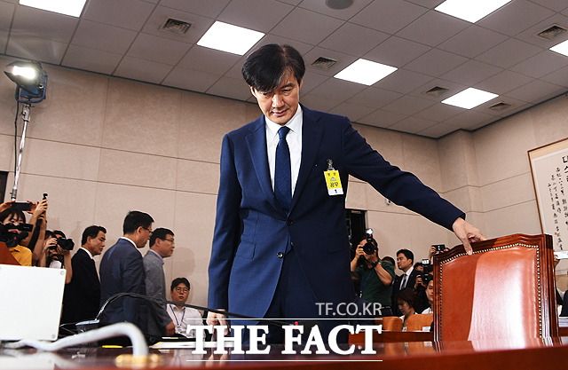 조국 법무부 장관 후보자가 6일 오전 서울 여의도 국회 법사위에서 열린 인사청문회에 출석해 착석을 하고 있다.