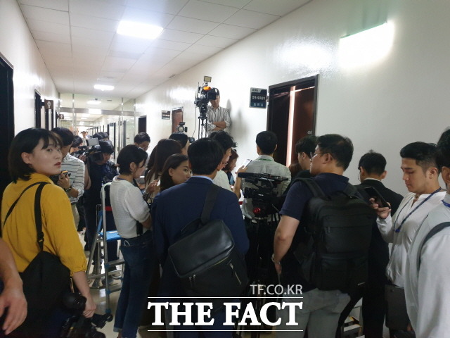 청문회가 개최되는 국회 법제사법위원회는 취재 열기로 가득했다. 방송 카메라, 사진 기자, 취재 기자 등 많은 사람들은 한참 전부터 법사위 문 앞을 지키고 있다. /국회=이원석 기자