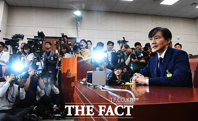 조국 법무부 장관 후보자가 6일 오전 서울 여의도 국회 법사위에서 열린 인사청문회에 출석해 표창원 더불어민주당 의원의 질문에 답변을 하고 있다. / 국회=배정한 기자