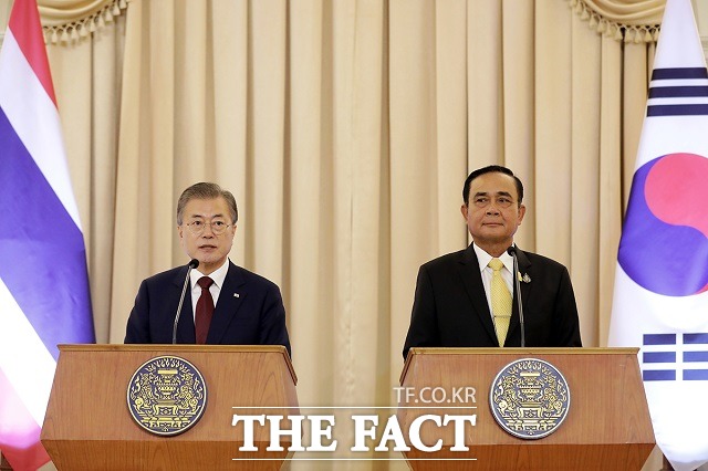 문재인 대통령과 쁘라윳 짠오차 총리가 2일 방콕 총리실 청사에서 공동언론발표를 하고 있다. /청와대 제공