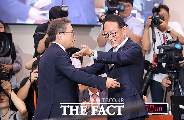 더불어민주당·자유한국당 간사 송기헌·김도읍 의원이 6일 오전 조국 법무부 장관 후보자 인사청문회에서 언쟁을 벌이고 있다. /배정한 기자