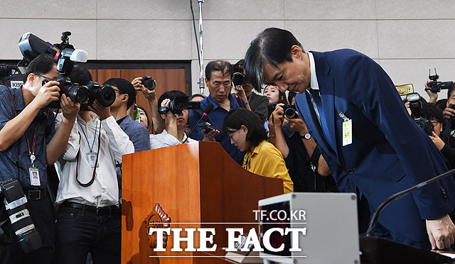 여야는 6일 조국 법무부 장관 후보자에 대한 인사청문회 진행방식을 두고 여러 차례 옥신각신하며 고성을 지르는 등 거친 모습을 보였다. 조 후보자는 장관하기 힘들지라는 농담에도 웃지 못했다. /배정한 기자