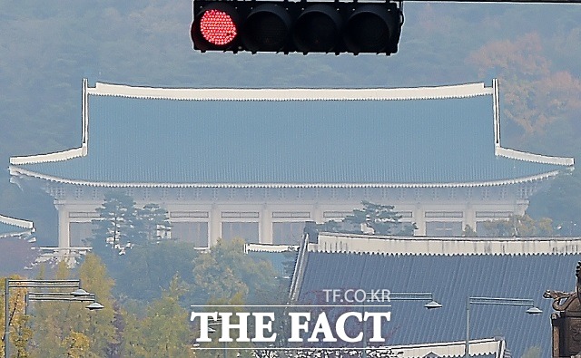 조국 법무부 장관 후보자를 둘러싼 의혹에 대한 수사 과정에서 청와대와 검찰이 정면 충돌했다. 청와대는 5일 수사에 개입했다는 검찰 측의 항의에 개입한 적 없다며 반박했다. /배정한 기자