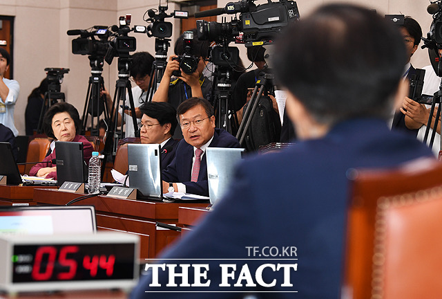 질문하는 정점식 자유한국당 의원(왼쪽 세번째)