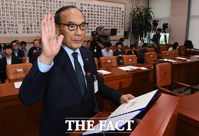 조국 법무부 장관 후보자 인사청문회가 6일 오전 서울 여의도 국회에서 열린 가운데 증인으로 참석한 김형갑 웅동학원 이사가 증인 선서를 하고 있다. / 국회=배정한 기자