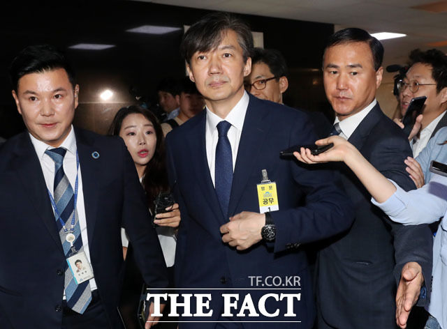 조국 법무부장관 후보자가 6일 오전 서울 여의도 국회에서 열린 인사청문회에 참석하기 위해 국회에 도착, 대기실로 향하고 있다. /국회=배정한 기자