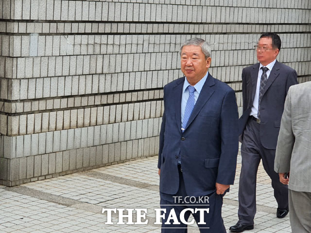150억 원대 양도소득세를 탈루한 혐의로 재판에 넘겨진 구본능 희성그룹 회장이 1심에서 무죄를 선고받은 뒤 법원을 빠져나가고 있다. /서울중앙지법=이성락 기자
