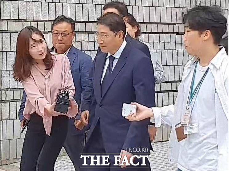 횡령·배임 혐의로 기소된 조현준 효성그룹 회장(가운데)이 6일 오전 서울중앙지법에서 열린 1심 선고 재판에서 재판부로부터 징역 2년의 실형을 선고받았다. /서울중앙지법=이성락 기자