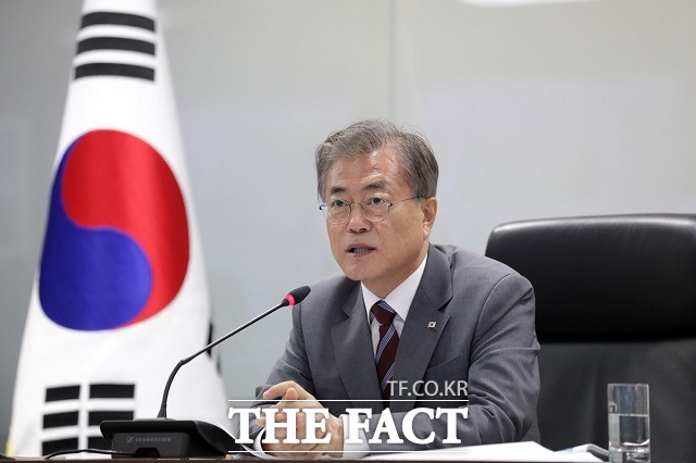 동남아 3개국 순방을 마치고 귀국한 문재인 대통령이 6일 오후 국가위기관리센터를 찾아 태풍 링링 대처상황 점검회의를 열고, 관계 부처 및 지자체로부터 태풍대처상황을 보고 받고 있다. /청와대 제공