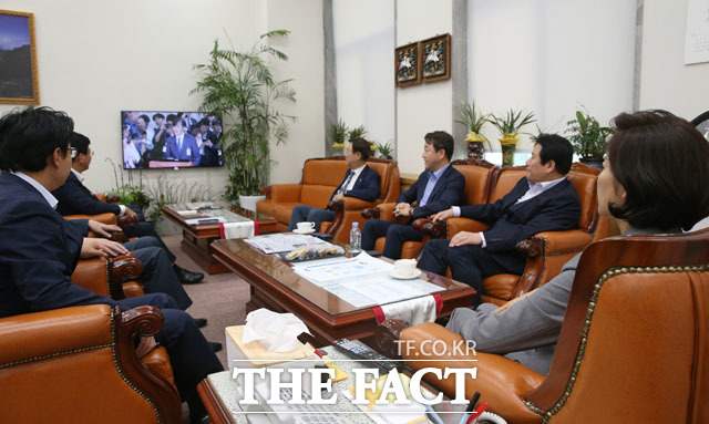 나경원 자유한국당 원내대표와 지도부가 6일 오전 국회 원내대표실에서 조국 법무부 장관 후보자의 인사청문회를 시청하고 있다./국회=배정한 기자