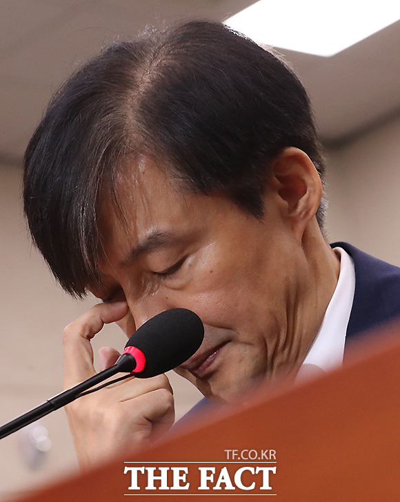 고개를 숙이고 생각에 잠겨 있는 조국 법무부 장관 후보자. /배정한 기자