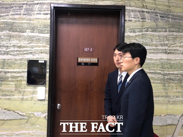 조 후보자가 있는 법사위 자문관실. 국회 방호과 직원들이 출입을 통제하고 있다. /문혜현 기자