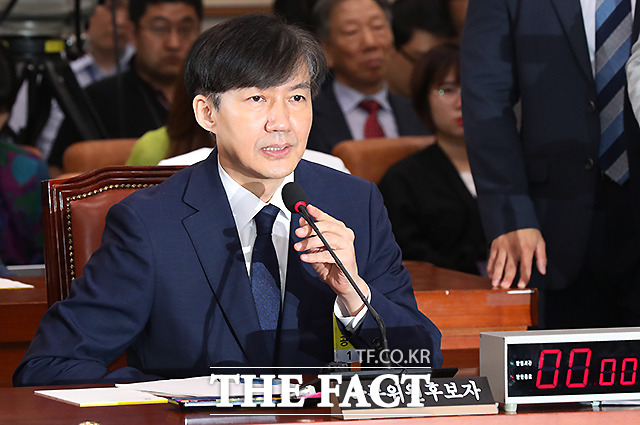 조국 법무부 장관 후보자가 6일 오전 서울 여의도 국회 법제사법위원회에서 열린 인사청문회에 출석해 발언을 하고 있다. /국회=배정한 기자