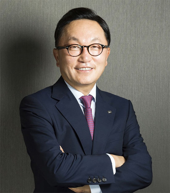박현주 미래에셋대우 홍콩법인 글로벌 회장 겸 글로벌투자전략고문(GISO)이 아시아나항공 매각에 재무적투자자(FI)로 나섰다. 투자의 귀재로 불리는 그의 과감한 베팅이 이번에도 통할지 주목되고 있다. /미래에셋대우 제공
