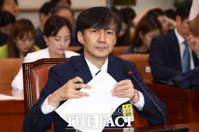 김종민 민주당 의원은 웅동학원 문제를 언급하면서 장제원 한국당 의원에게 장 의원 가족도 사학하지 않나. 대한민국 사학하시는 분들이 그렇지 않다고 말하자 장 의원은 권력의 하수인지 모를 사람하고 같은 법사위원이라는 게 창피하다고 힐난했다. /배정한 기자