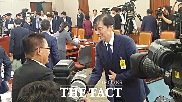 조국 법무부 장관 후보자가 6일 국회에서 열린 인사청문회 직후 청문위원들과 악수하며 인사하고 있다. /국회=문혜현 기자