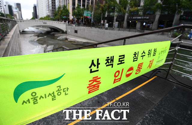 강풍 피해 방지를 위한 통제 조치도 잇따랐다. 서울시는 이날 청계천 산책로 출입을 통제했다. /임세준 기자