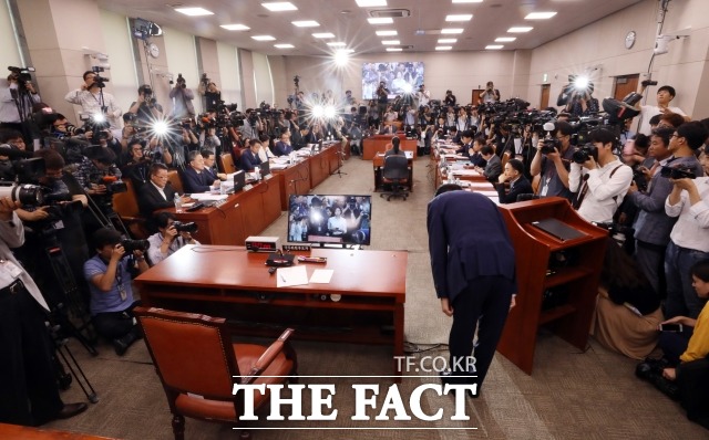 이철희 민주당 의원과 여상규 법사위원장은 질의 시간을 놓고 설전을 벌이기도 했다. 이날 이 의원은 국민학생보다 못하다고 고성했고 이에 격분한 여 위원장은 이봐요라며 언성을 높였다. /배정한 기자