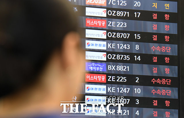 7일 오후 서울 강서구 김포국제공항 항공편 대부분이 태풍의 영향으로 인해 결항된 모습. /임세준 기자