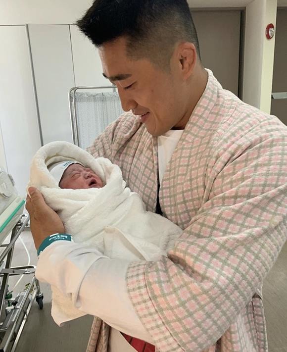 김동현은 8일 자신의 인스타그램에 태어난 아기 사진을 올리며 20년 뒤 UFC 챔피언이 될 아이가 태어났다고 알렸다. /김동현 인스타그램 갈무리