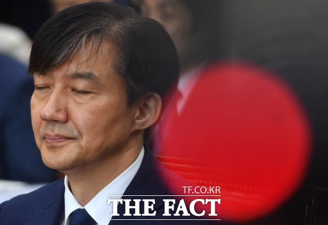 경제정의실천시민연합은 8일 조국 법무부 장관 후보자의 자진 사퇴를 촉구했다. 지난 6일 청문회에 출석한 조 후보자. /배정한 기자