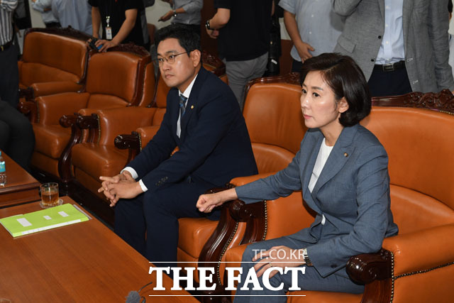 이인영 원내대표 바라보는 나경원 원내대표