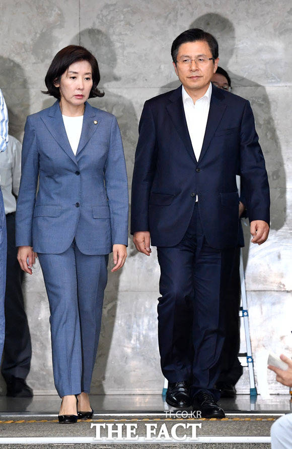 조국 법무부 장관 임명과 관련한 긴급 의원총회 참석하는 자유한국당 나경원 원내대표(왼쪽)와 황교안 대표